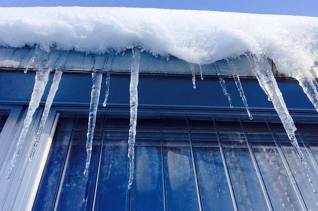 Получить компенсацию при падении снега с крыши в Карачеве